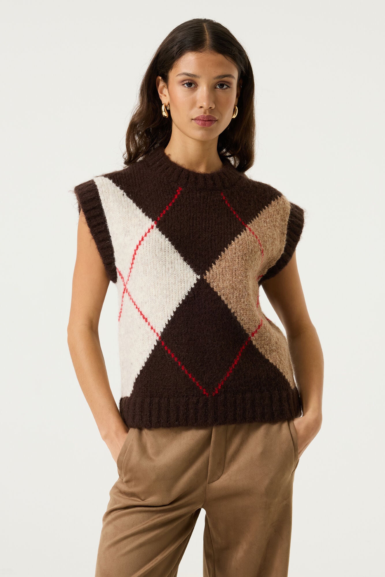 A fabulous round neck tank from GARCIA in argyle knit in shades of brown. This classic shaped knit can be worn on its own or with a crisp shirt underneath.