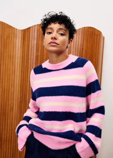 A stunning knit from our favourite Parisian brand FRNCH in cool rose pink and navy stripes. A classic round neck knit with a ribbed hem. The long sleeves are finished with a wide ribbed cuff. The fit is oversized and loose.