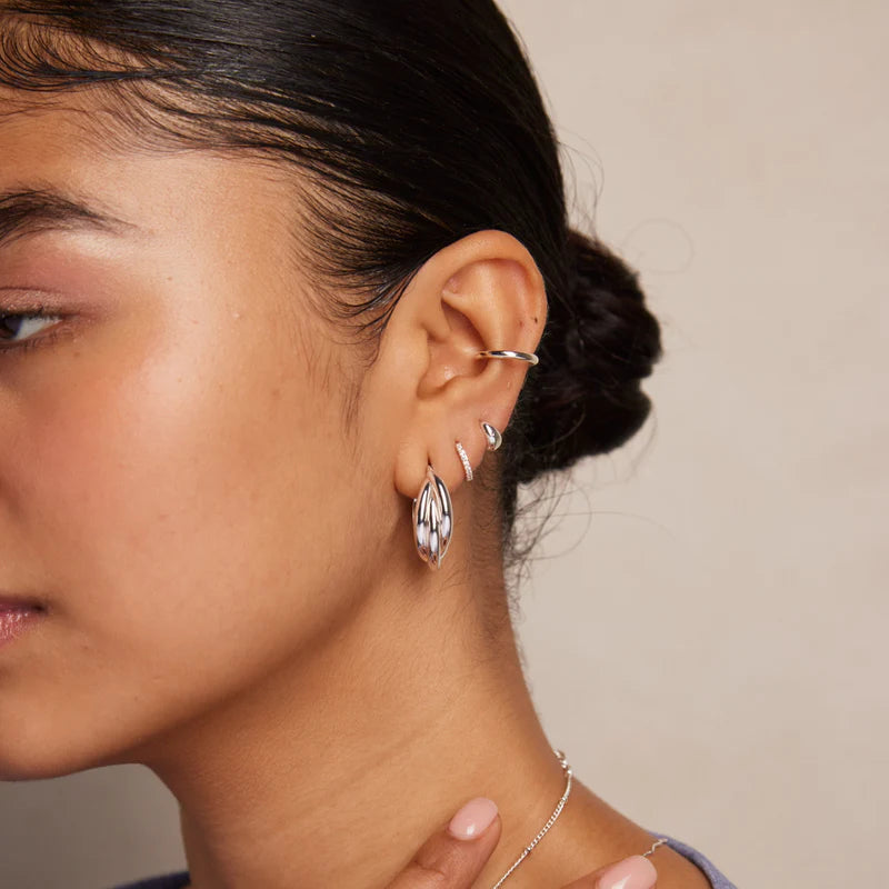 ORELIA "Interlocking Hoop Earrings" ( Silver )
