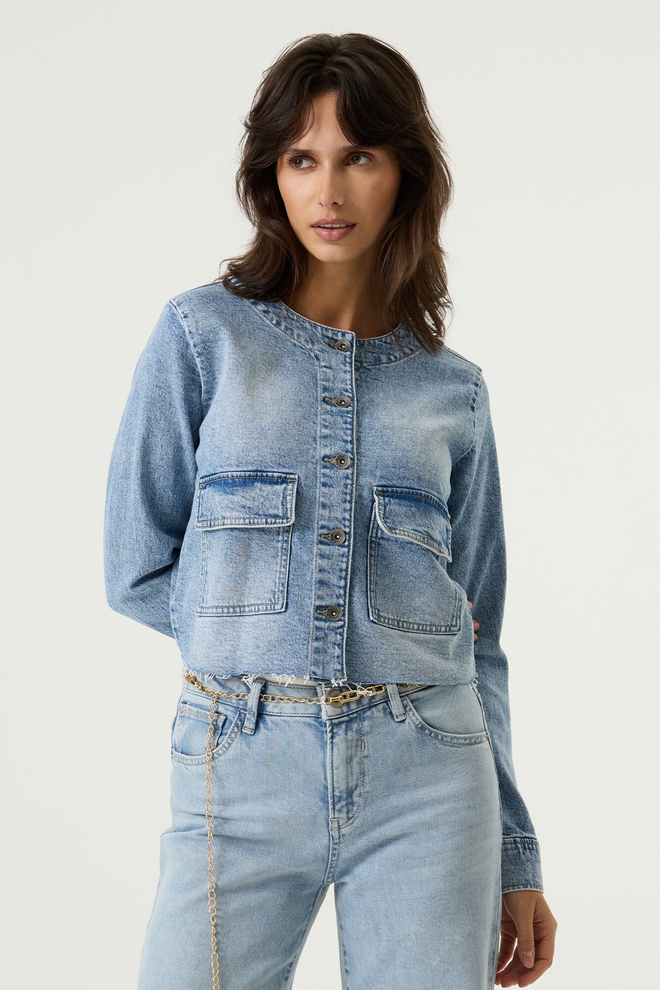 A cute boxy jean jacket from GARCIA with a raw hem. Long sleeves and patch pockets at the front and metallic hardware. Fits true to size.