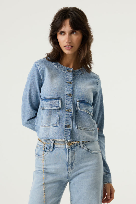 A cute boxy jean jacket from GARCIA with a raw hem. Long sleeves and patch pockets at the front and metallic hardware. Fits true to size.
