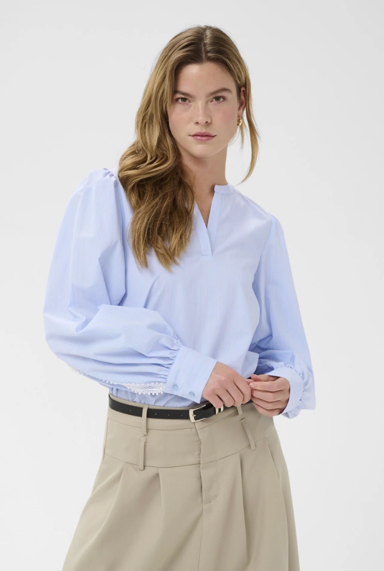 The KAFFE Kajada Blouse features a Nantucket Breeze stripe pattern, offering a stylish yet versatile option for various occasions. Its design allows for easy pairing with different garments, enhancing your wardrobe options. The fabric is lightweight, promoting breathability and comfort throughout the day. The fit is oversized.