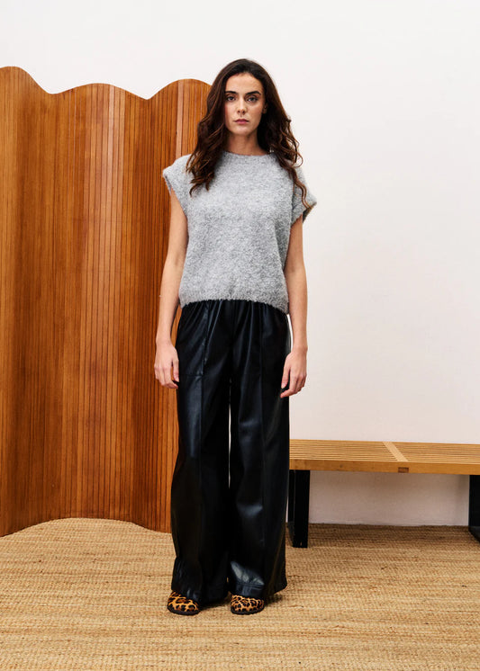A sleeveless tank in a beautiful boucle fabric from Parisian brand FRNCH. This cool piece can be worn on it's own or with layers underneath. A cropped style piece with a statement shoulder. The fit is true to size.