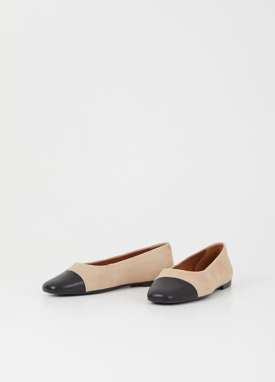 Jolin Duo ballerina flat pump by Vagabond, in beige goat suede and black cow leather. Rounded toe pumps. Versatile and stylish ballet flats. 