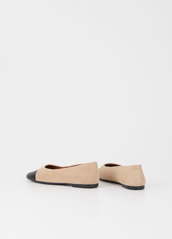 Jolin Duo ballerina flat pump by Vagabond, in beige goat suede and black cow leather. Rounded toe pumps. Versatile and stylish ballet flats. 