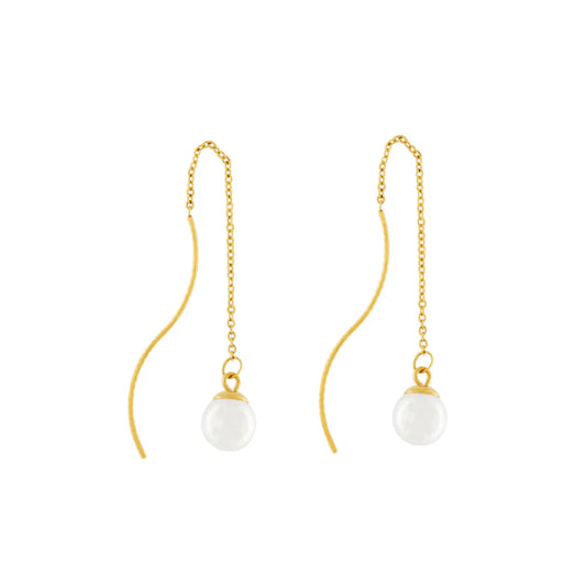 These Joy earrings feature a unique pull through design made of 18K gold-plated chains and pearls for an elegant and timeless look. They are waterproof so you can easily wear them for any occasion.