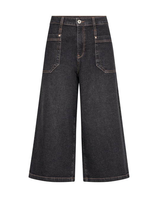 Refresh your denim collection with the Mos Mosh MMCulotte Juventus Jeans. Designed in a contemporary culotte length with flattering flared legs, these stylish jeans offer a modern silhouette that's easy to dress up or down. Crafted from a comfortable stretch denim blend of 95% cotton and 5% elastane, they provide the perfect balance of structure and flexibility for all-day wear.
