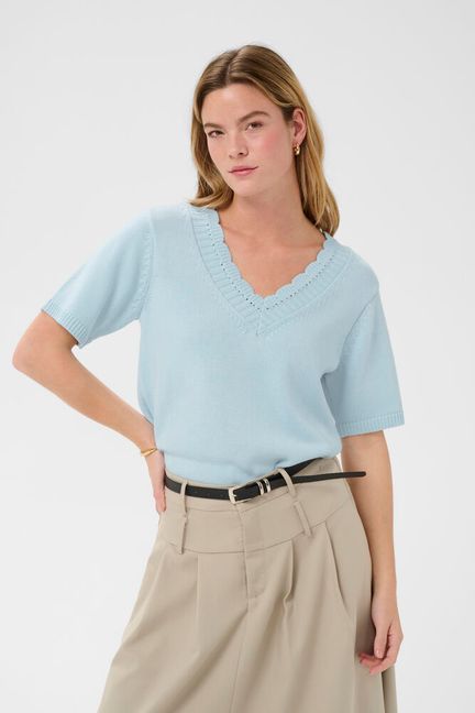 A beautiful Spring feel knit from Scandi brand KAFFE in the cutest blue colour. A V neck knit with scalloped trim , short sleeves with a ribbed cuff and a straight hem. This pairs beautifully with a full skirt or wide leg trousers. The fit is true to size.