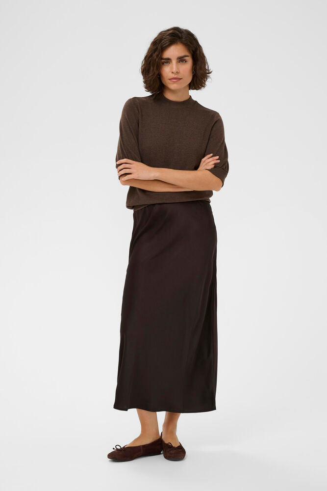 This KAFFE maxi skirt features a straight silhouette, elastic waist for comfort, and a modern, fluid drape. Ideal for versatile styling, this wardrobe staple offers effortless elegance and easy all-day wear.