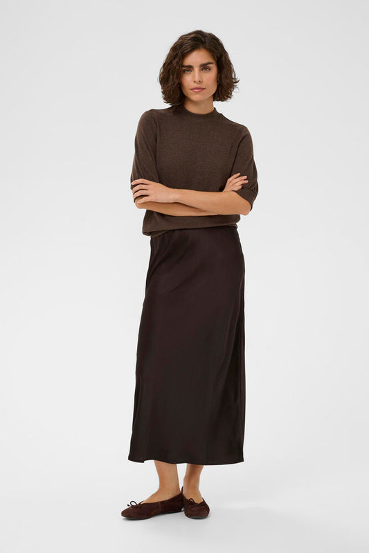 This KAFFE maxi skirt features a straight silhouette, elastic waist for comfort, and a modern, fluid drape. Ideal for versatile styling, this wardrobe staple offers effortless elegance and easy all-day wear.
