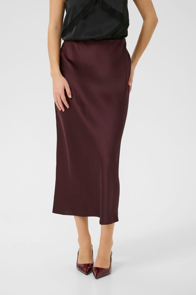This KAFFE maxi skirt features a straight silhouette, elastic waist for comfort, and a modern, fluid drape. Ideal for versatile styling, this wardrobe staple offers effortless elegance and easy all-day wear.