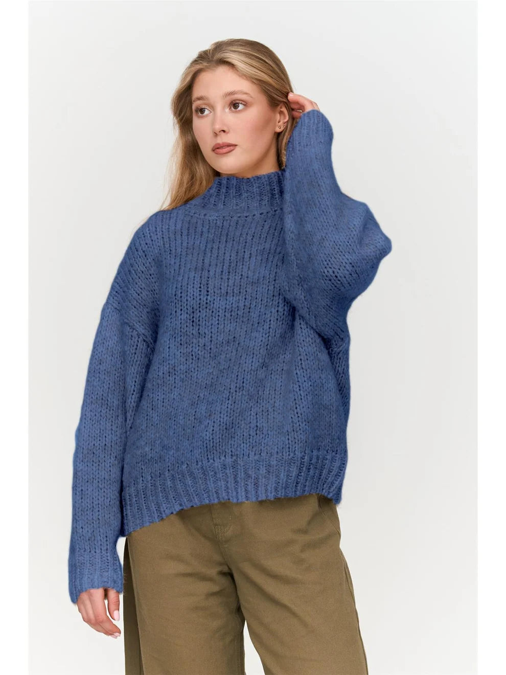 Your new cosy companion for chilly days: this oversized chunky-knit jumper in a vibrant melange blue makes a fresh colour statement! The relaxed fit, combined with a casual stand-up collar and dropped shoulders, creates the perfect laid-back look.