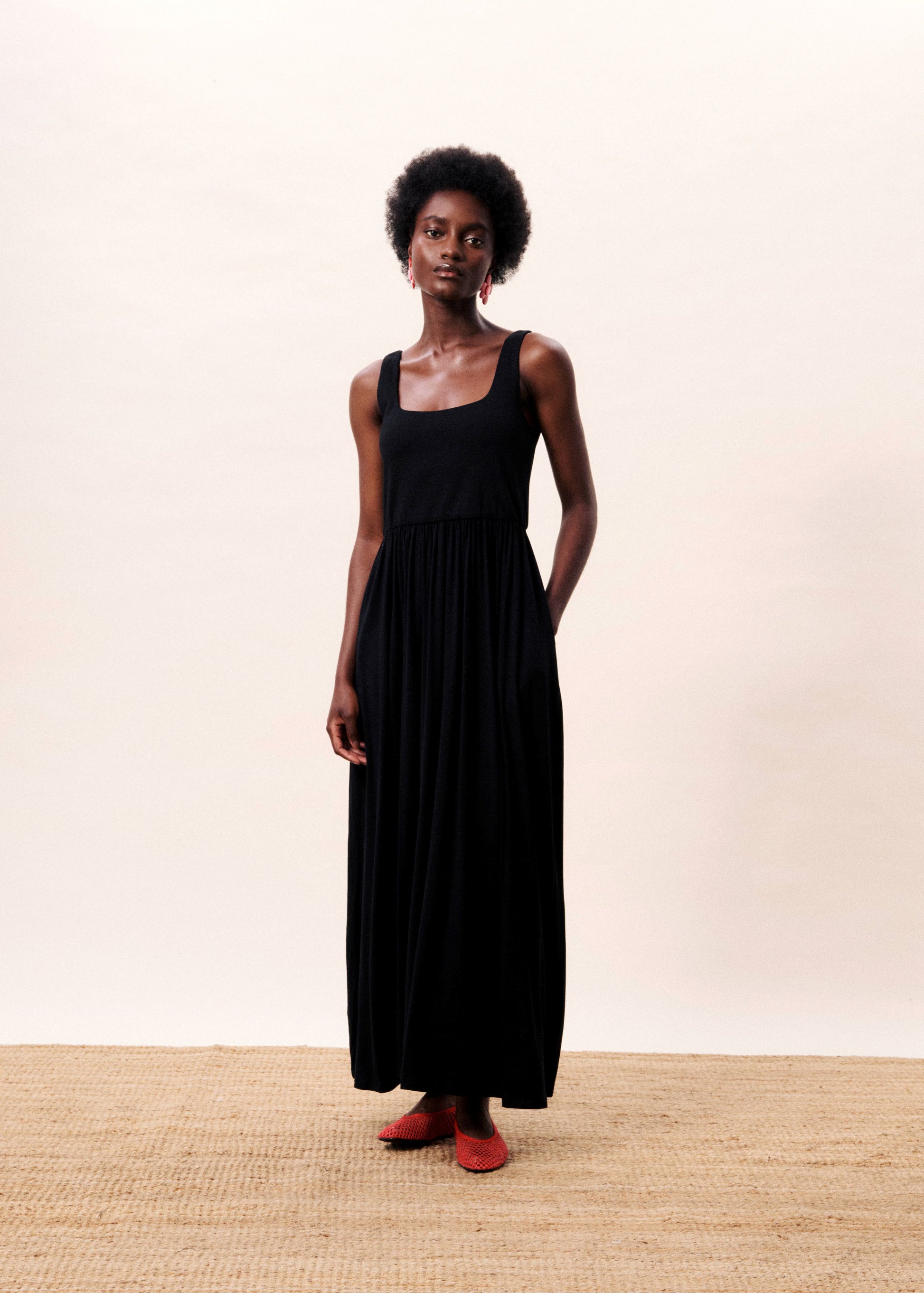 A simple yet chic maxi dress from Parisian brand FRNCH. A flattering and weighty jersey style dress in a simple cut. The vest style top is fully lined for extra support. The straps cover a bra strap beautifully. The maxi length skirt is slightly gathered at the waist and flows in a fluid style. The fit is true to size and has pockets in the side seam.