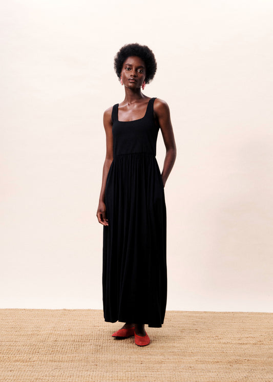 A simple yet chic maxi dress from Parisian brand FRNCH. A flattering and weighty jersey style dress in a simple cut. The vest style top is fully lined for extra support. The straps cover a bra strap beautifully. The maxi length skirt is slightly gathered at the waist and flows in a fluid style. The fit is true to size and has pockets in the side seam.