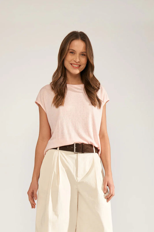 The NUMeddi T shirt from NUMPH is a classic slub effect summer T that is perfect for Spring. A slash neck style with cap sleeves and a straight hem which is perfect to style with denim and summer cargo pants.