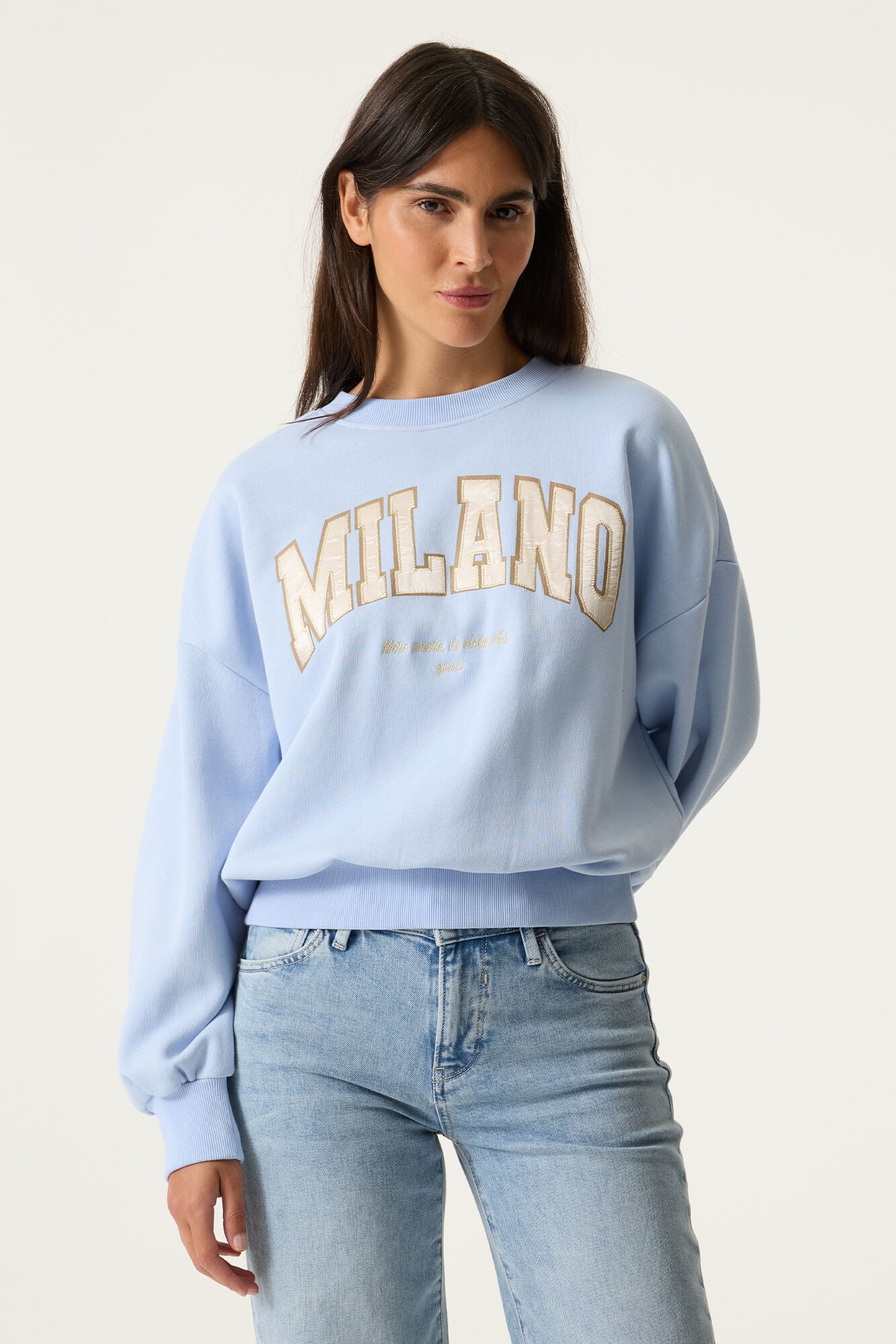 A super soft sweatshirt in a stunning cornflower blue from GARCIA. Round neck in style with a long sleeve and "MILANO" motif. The fit is true to size.