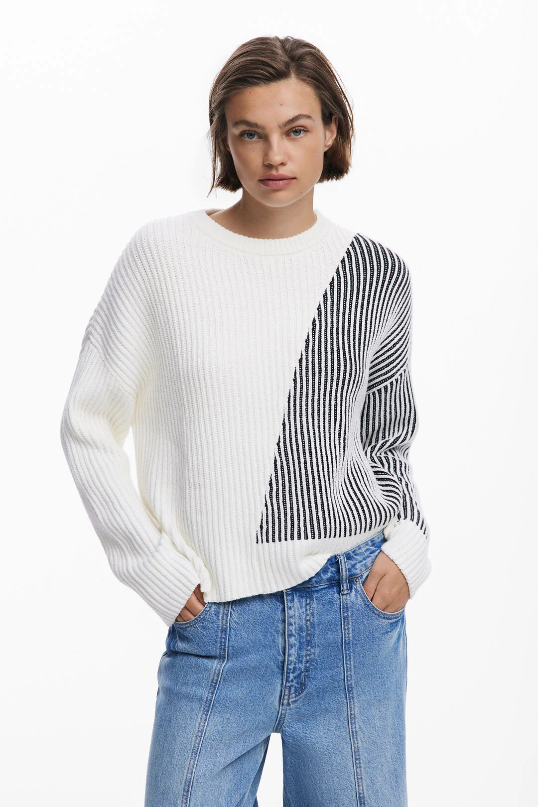 Turtleneck sweater from Spanish brand DESIGUAL with long sleeves and combined fabrics in solid color and striped print. This stunning monochrome piece is so very soft and cosy for Winter. A great all rounder in any Winter wardrobe.