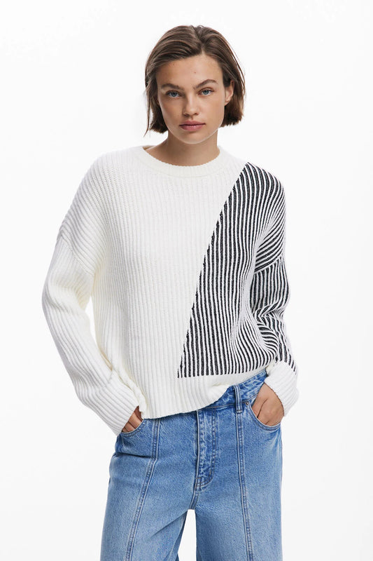 Turtleneck sweater from Spanish brand DESIGUAL with long sleeves and combined fabrics in solid color and striped print. This stunning monochrome piece is so very soft and cosy for Winter. A great all rounder in any Winter wardrobe.