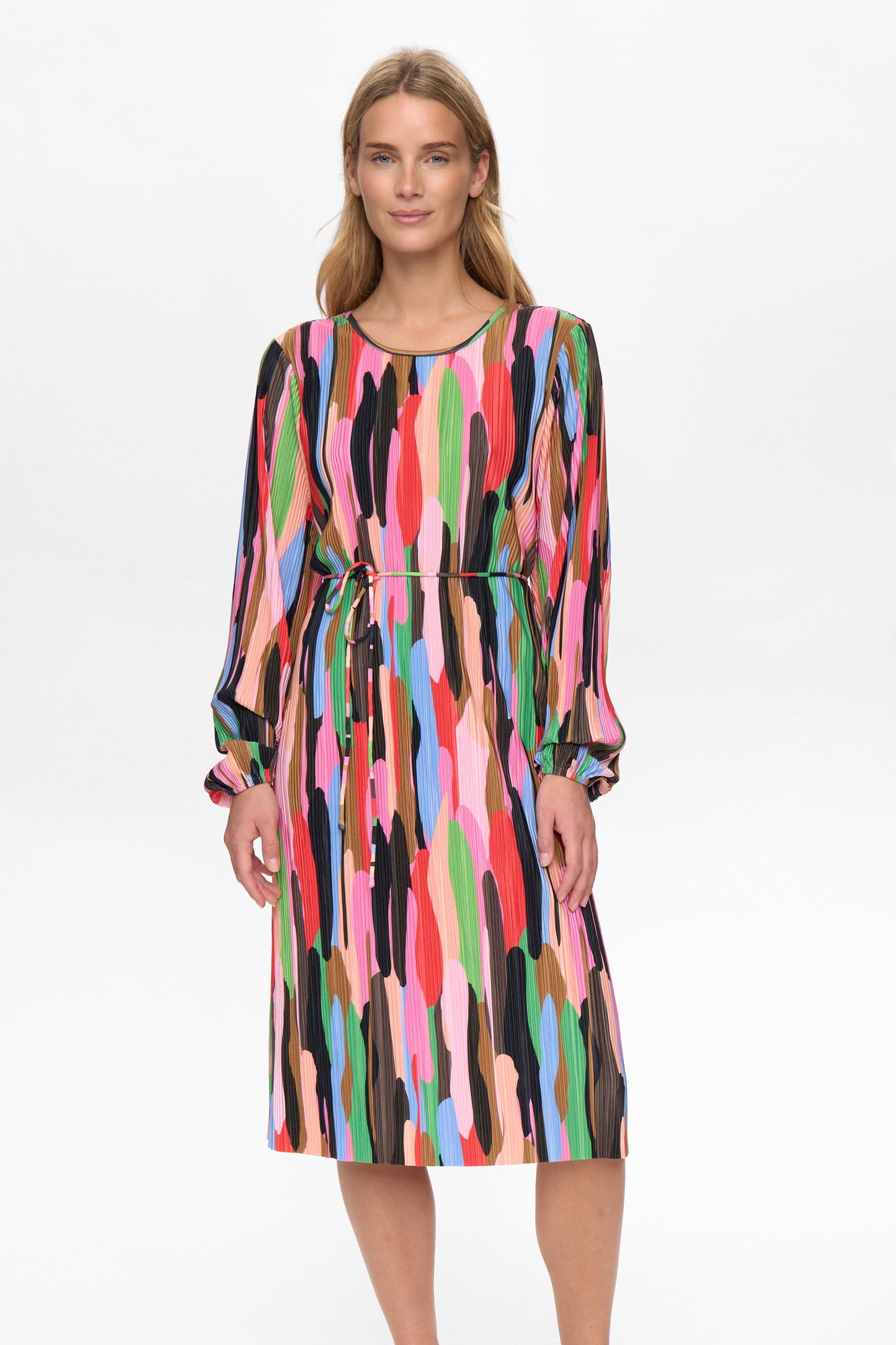 A fabulous colourful piece from Scandi brand NUMPH. This knee length dress has a round neck and long sleeves with an elasticated cuff. There is a small tie belt that can be removed and a single button to fasten at the back of the neck. The fit is true to size.