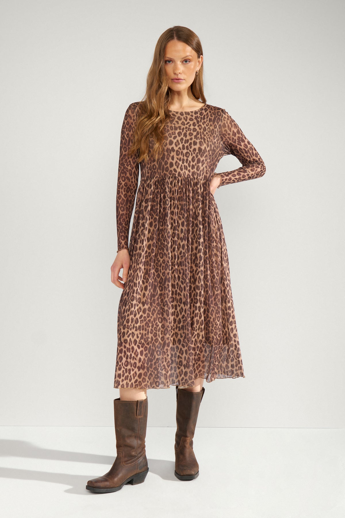 The Nümph Nufreja Lionis dress combines modern elegance with everyday comfort for the contemporary woman. Crafted from carefully selected materials, its fluid cut flatters the silhouette while ensuring freedom of movement. This versatile piece offers an impeccable finish suitable for both casual outings and formal events.