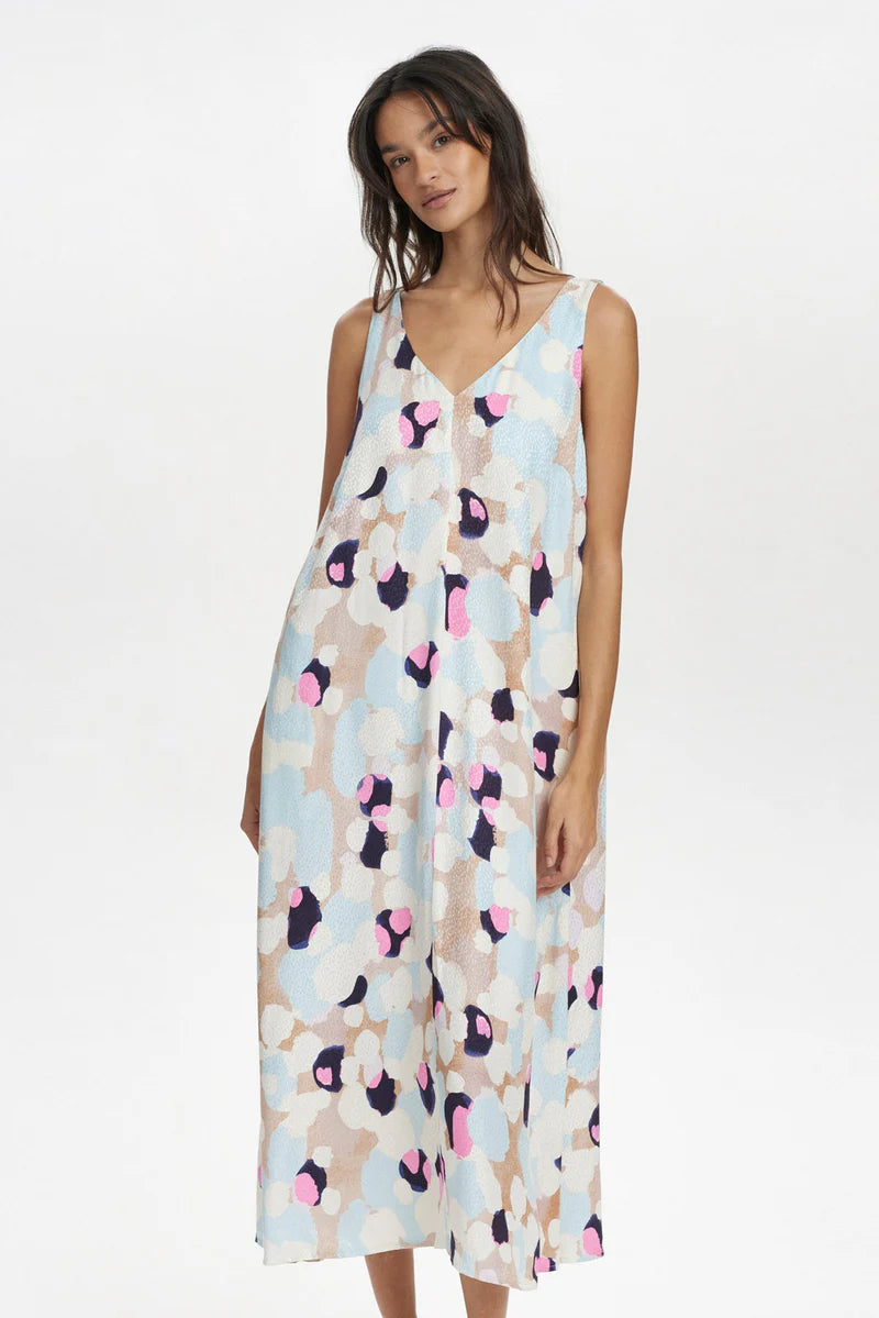 The beautiful NUGracie dress from Scandi brand NUMPH is a corker for the summer. Easy to wear for an occasion in this silky feel fabric or with a white trainer for day wear. With a V neck front and back this is super flattering. It is A shaped and has pockets in the seams. There is a self tie belt but it can easily be worn without. The fit is fairly generous