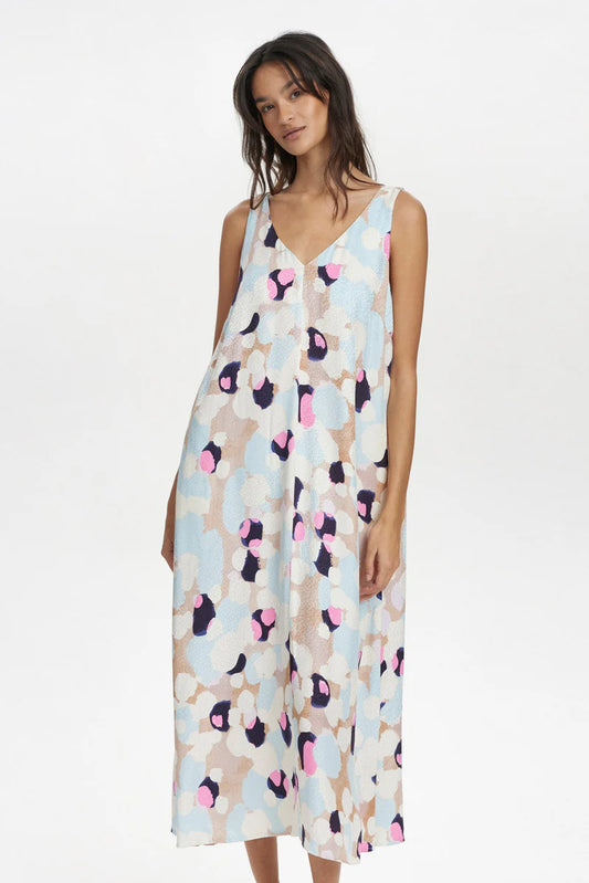 The beautiful NUGracie dress from Scandi brand NUMPH is a corker for the summer. Easy to wear for an occasion in this silky feel fabric or with a white trainer for day wear. With a V neck front and back this is super flattering. It is A shaped and has pockets in the seams. There is a self tie belt but it can easily be worn without. The fit is fairly generous