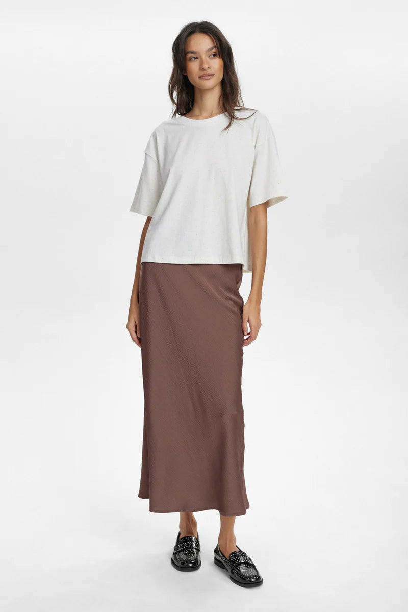 This boxy and oversized classic T shirt from Scandi brand NUMPH is a wardrobe staple. This is the "go to" Summer T that works hard in any wardrobe. With a round neck, short sleeves and straight hem the perfect piece.