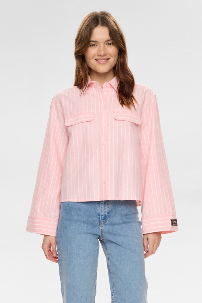 The Nukelsey Shirt from NUMPH combines comfort with understated sophistication. Crafted from a cotton mix, this relaxed-fit piece features a classic button-through design that transitions effortlessly from casual to smart-casual settings. Wide cuffs add a contemporary edge, while generous chest pockets deliver both visual interest. The airy blue stripe offers versatility for year-round styling, making this shirt an essential addition to any wardrobe seeking quality basics with considered design details.