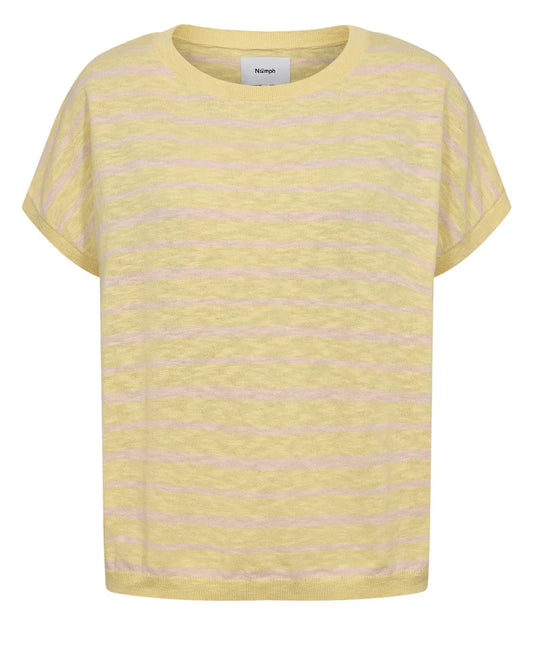 The Nümph NUKIKI PULLOVER is a stylish and comfortable pullover with a classic striped design. It features a relaxed fit and a round neckline, making it perfect for casual wear. The fit is generous.