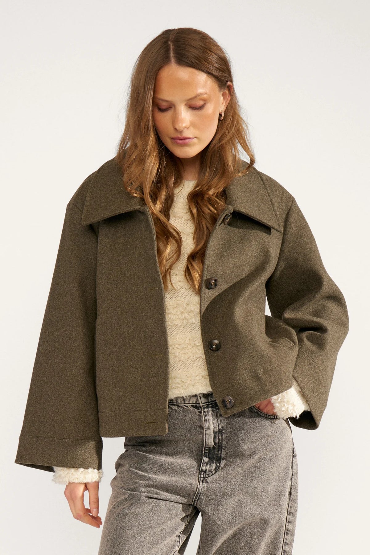 A super stylish short jacket from Scandi Brand NUMPH. With an exageratted collar this piece is stylish and functional. The sleeves have a wide cuff and the jacket has a button front. There are pockets at the front and the lining is of course a statement fabric.