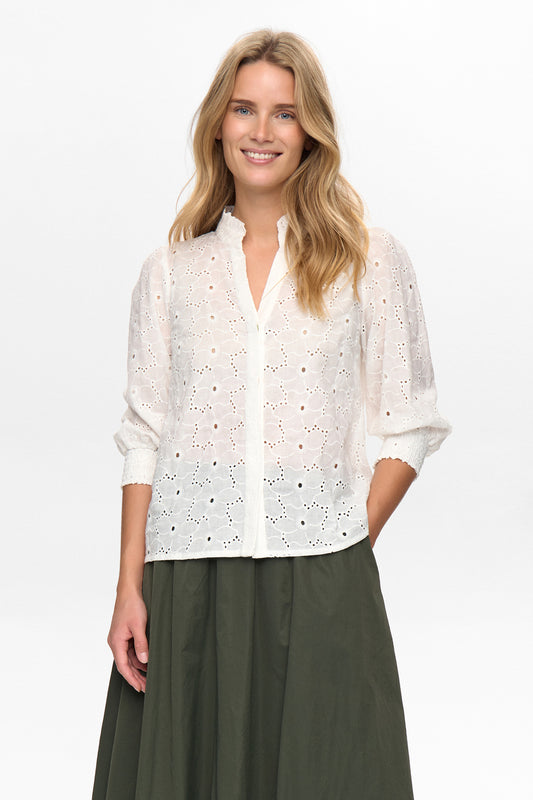 A super flattering shape, this white cotton blouse from NUMPH has three quarter sleeve and is regular in length. Dress up with a skirt or down with jeans, it works so so well both ways. A flattering notch neck and button front. Three quarter sleeve with elasticated cuff.