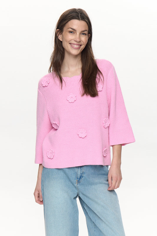 A short sleeved ribbed knit from NUMPH with a straight hem and elbow length sleeves. Sewn on knitted flowers in the same colour add that touch of fun. The fit is true to size.