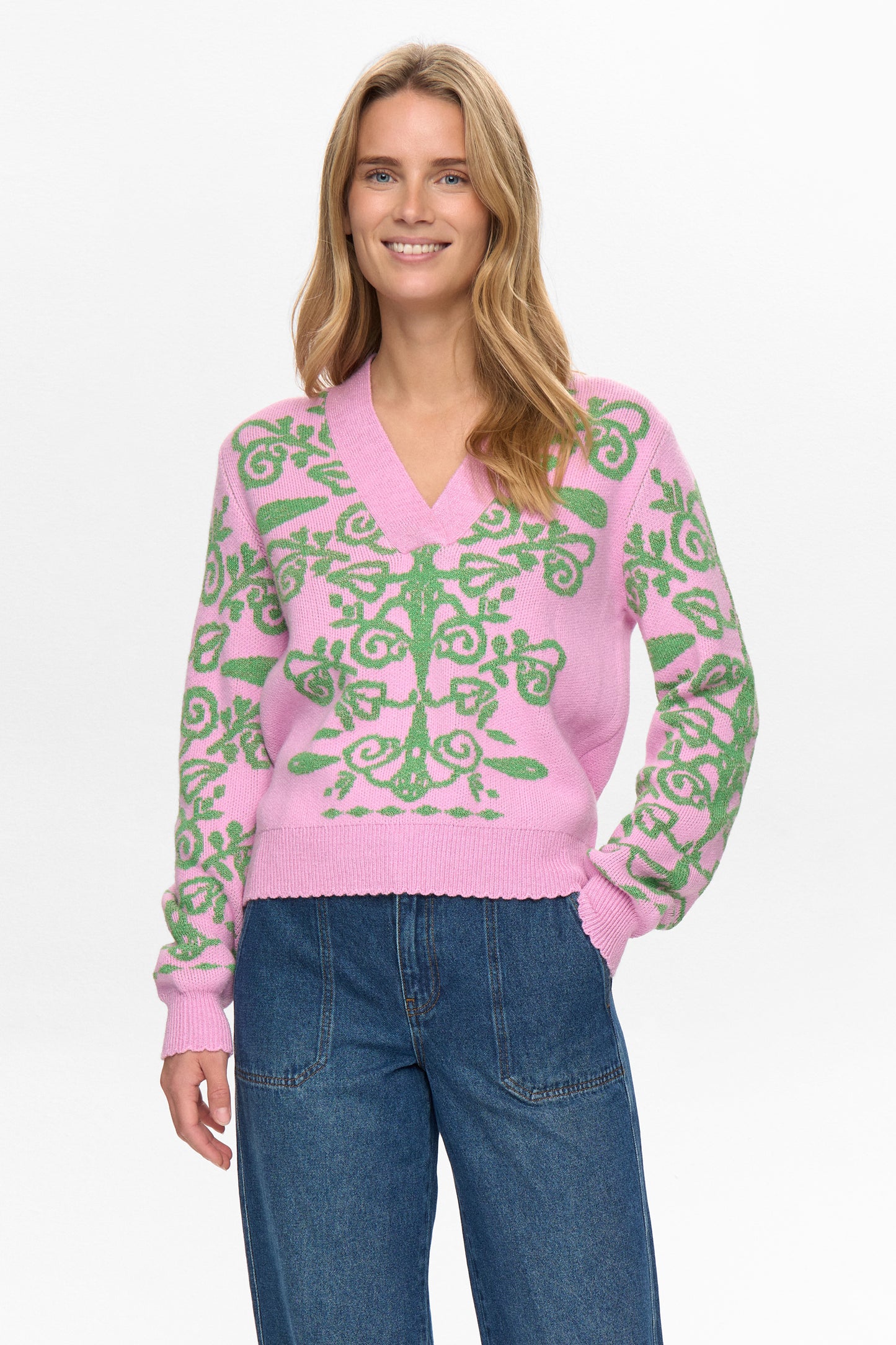 Another stunning piece of knitwear from our favourite Scandi brand NUMPH. A long sleeved jumper with a deep V neck with a wide trim at the neck in a stunning colour combination. The long sleeves have a cuff with a scalloped edge. The hem is also scalloped. The cuff and neckline and hem have a hint of sparkle. The fit is true to size.