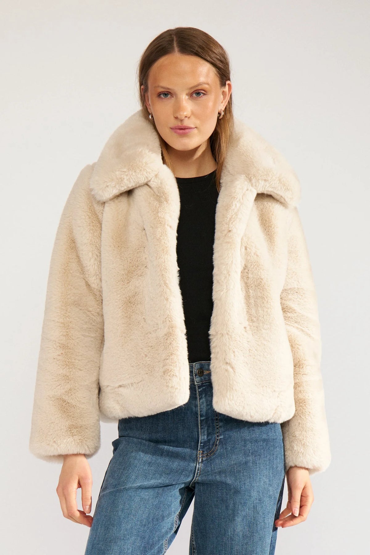 A beautifully soft, statement‑making jacket designed to elevate every cold‑season look. The NUMPH Faux fur jacket in a&nbsp;plush texture with a modern, cropped silhouette, creating a luxurious outerwear piece that feels both bold and effortlessly wearable. 