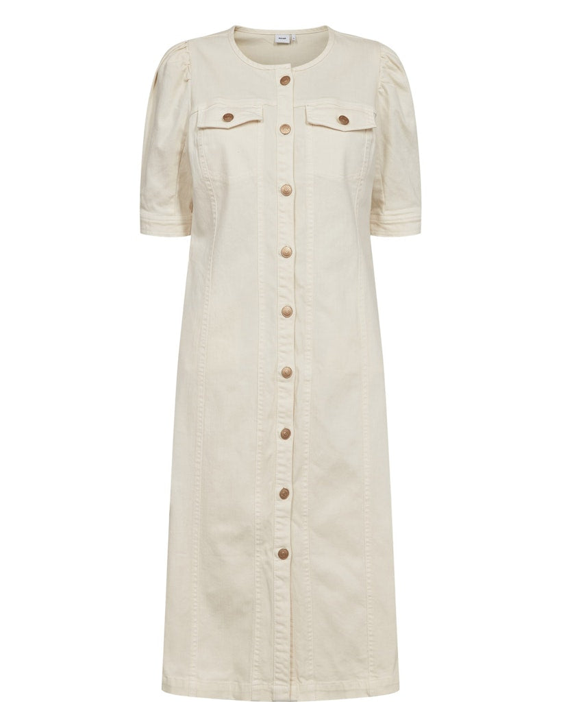With its button-down front and chest pockets, this denim dress from NUMPH offers a modern take on a classic silhouette. The short sleeves and midi length make it a versatile choice for various occasions. The fit is true to size.