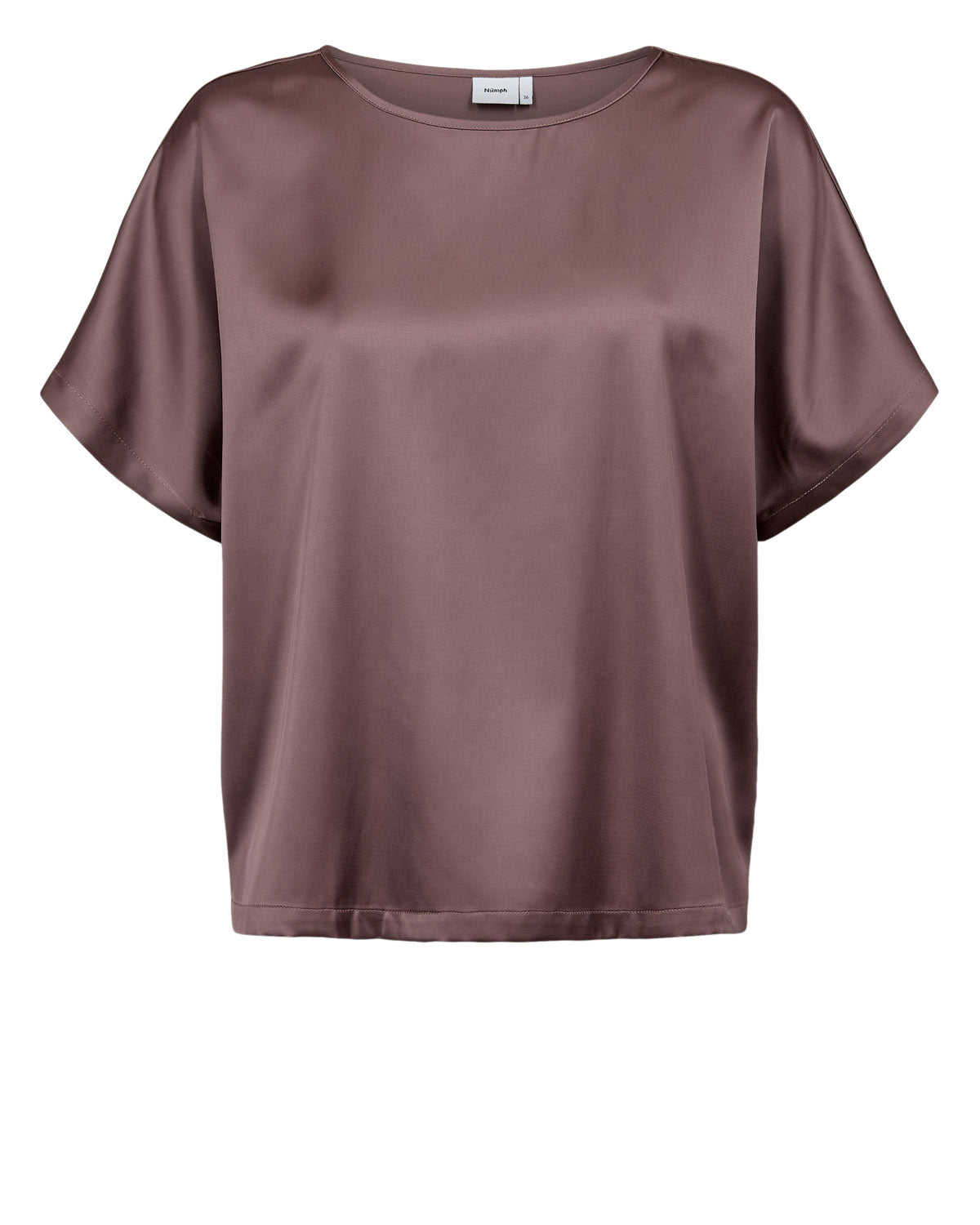 The women's blouse Nümph Nusitas embodies chic and comfort, perfect for a variety of occasions. Designed by the brand Nümph, known for its modern style and bold pieces, this blouse is an essential addition to any fashion-conscious woman's wardrobe.