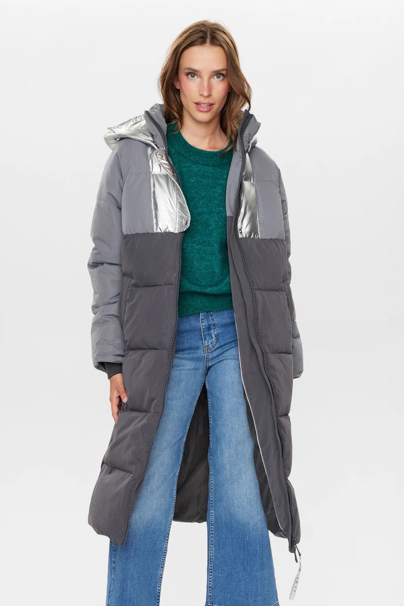 This amazing puffa coat from Scandi brand NUMPH is an absolute corker. A long length coat with detachable hood. A silver fabric accent adds that something special. The robust zipper is easy to use and there are pockets on the front and an internal pocket for your valuables. The long sleeves have a cosy ribbed cuff to keep the cold out. We are loving this statement coat.