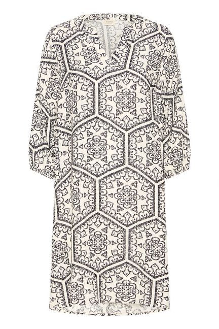 A shorter length dress from Scandi brand FRANSA in a cool black and white print. A notch neck and bracelet length sleeves with an elasticated cuff. A shaped and knee length. The fir is true to size.