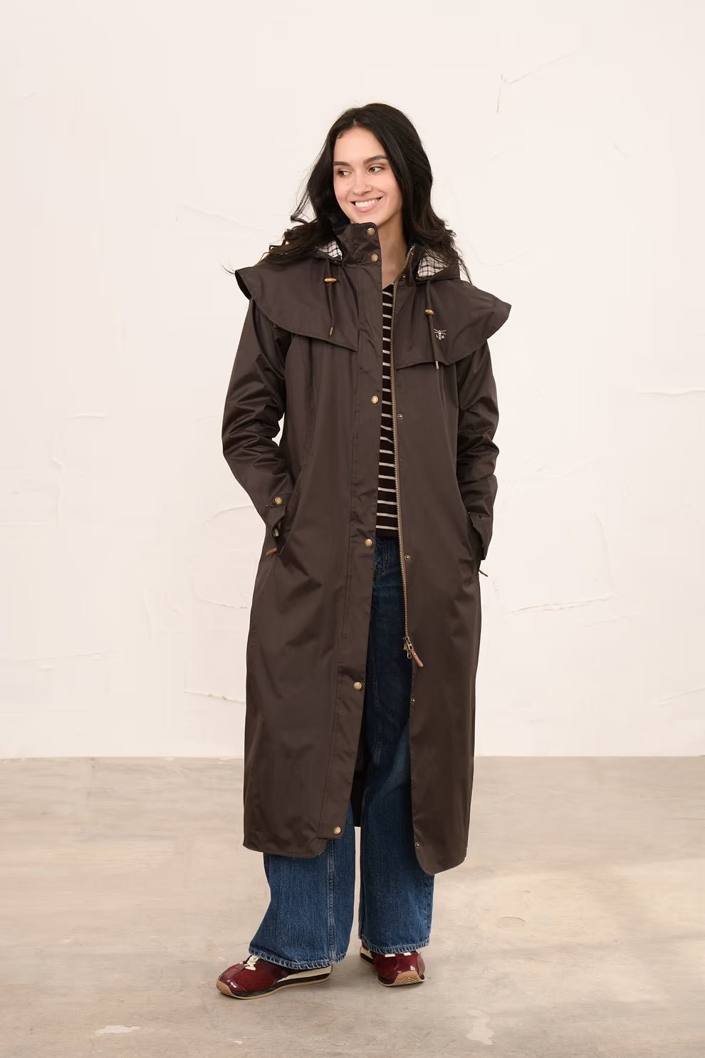 The Outback from LIGHTHOUSE combines the classic country heritage look with a fresh, modern design. Highly waterproof and windproof, this coat blends elegance with functional features, essential to an outdoors lifestyle.