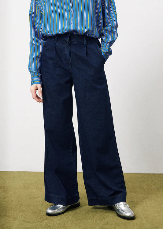 This great jean from Parisian brand FRNCH is a great addition to any Winter wardrobe. The wide leg trouser is high rise with a zip and single button to fasten. With a pleated front, a thick waistband and belt loops these are very comfortable and easy to wear. There are slanted side pockets and two patch pockets at the back. The fit is neat.
