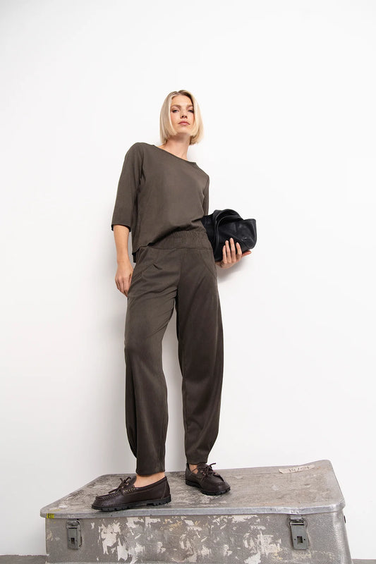 Our best selling STEHMANN trouser of this Summer is back for Autumn in a heavier fabric with a soft moleskin feel. The tapered leg is super flattering and the ankle length make these very versatile with different footwear. with curved pockets and tiny pleats at the front they are bound to be popular this season.