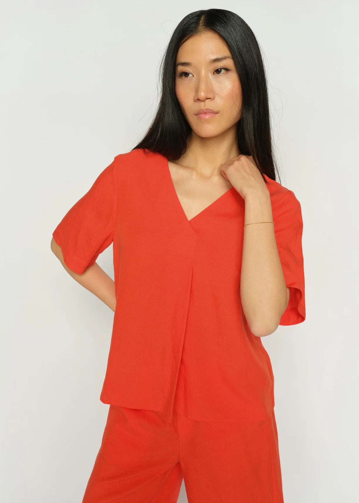 A beautiful piece from Scandi brand MOS MOSH in a classic clean cut style. The v neck is super flattering and there is a pleat front to add a touch of glam. The elbow length sleeves are perfect for Spring. The fit is true to size.