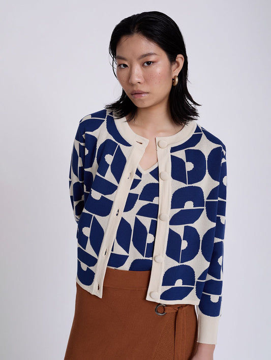 This stunning piece by SKATIE can be worn dressy or casually with denim for the same impact. A round neck and long sleeved cardigan in a vibrant blue and cream print with fabric covered buttons. Boxy in shape the pairs really well with a full skirt or baggy trouser. The fit is very neat.