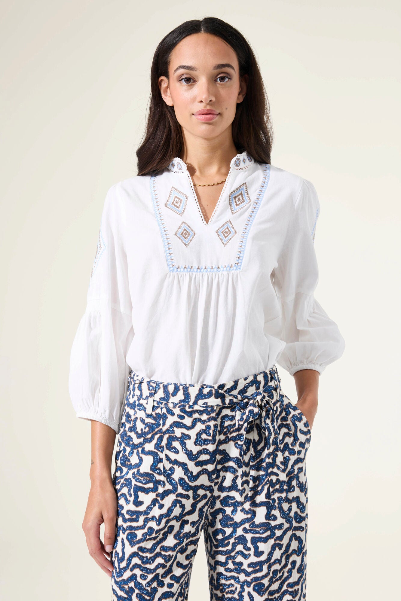 A stunning summer blouse from GARCIA in an off white with embroidered details. With a bracelet length sleeve this piece is the perfect summer festival piece. The notch neck and mandarin collar are trimmed with lace. The top is smock style and looks great with denim.