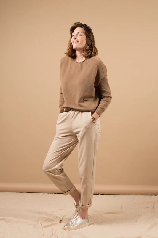 Our two-pocket jumper offers effortless everyday style. Available in five versatile colours, it’s lightweight, flattering, and easy to layer—making it a reliable piece for transitional collections and casual wardrobes alike.