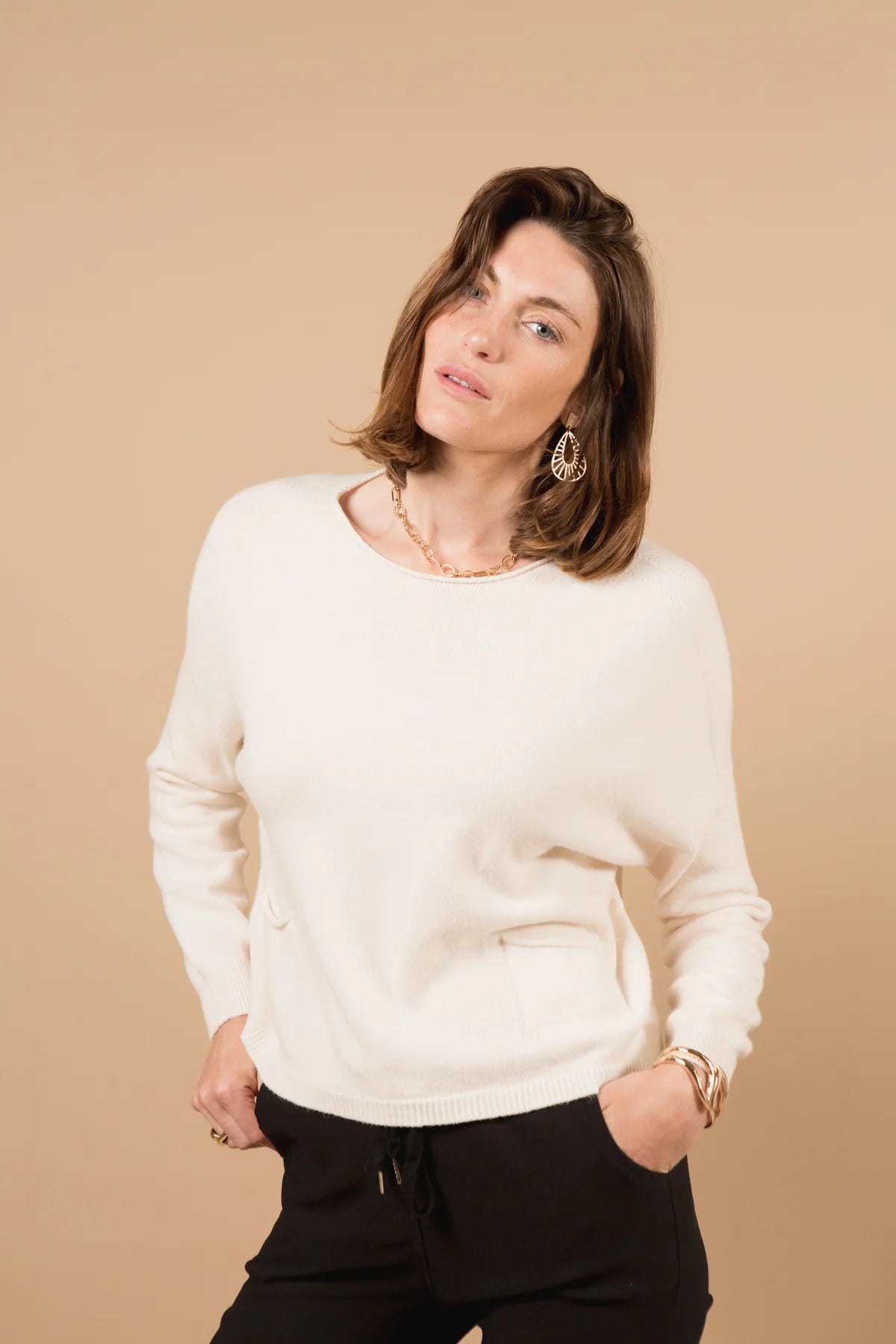 Our two-pocket jumper offers effortless everyday style. Available in five versatile colours, it’s lightweight, flattering, and easy to layer—making it a reliable piece for transitional collections and casual wardrobes alike.