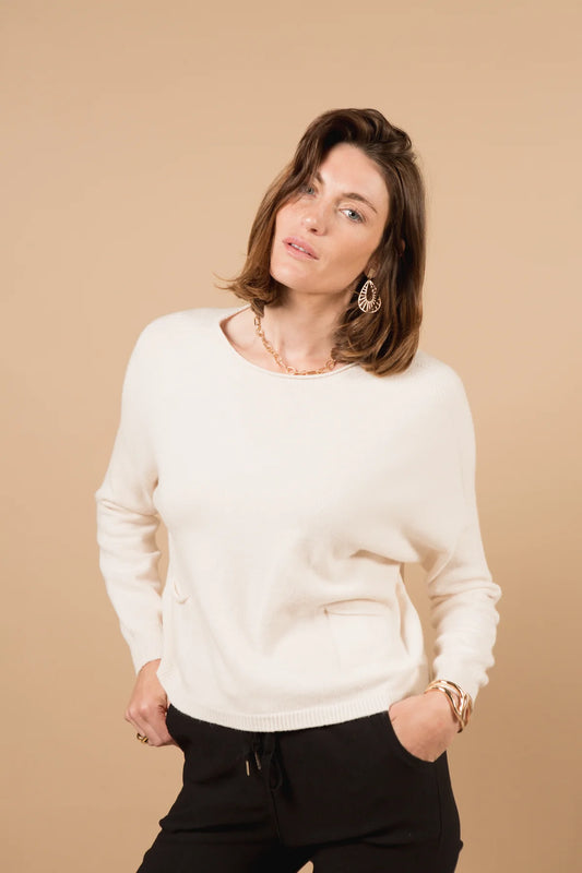 Our two-pocket jumper offers effortless everyday style. Available in five versatile colours, it’s lightweight, flattering, and easy to layer—making it a reliable piece for transitional collections and casual wardrobes alike.