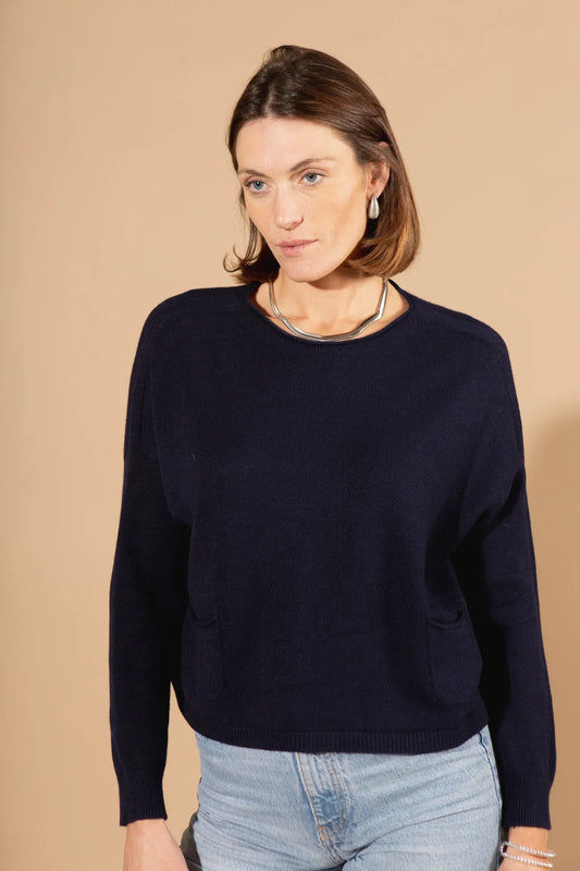Our two-pocket jumper offers effortless everyday style. Available in five versatile colours, it’s lightweight, flattering, and easy to layer—making it a reliable piece for transitional collections and casual wardrobes alike.