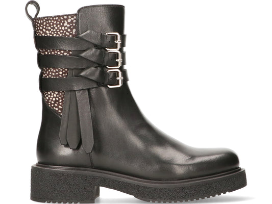 Give your look the perfect finishing touch with Maruti STAR boot. This boot features three buckles with elegantly knotted ends. The pixel print gives the boot its distinctive Maruti look and provides a beautiful contrast, while the sturdy sole offers comfort for effortlessly stylish days. With its timeless design and versatility, this boot is an essential item in every shoe collection.