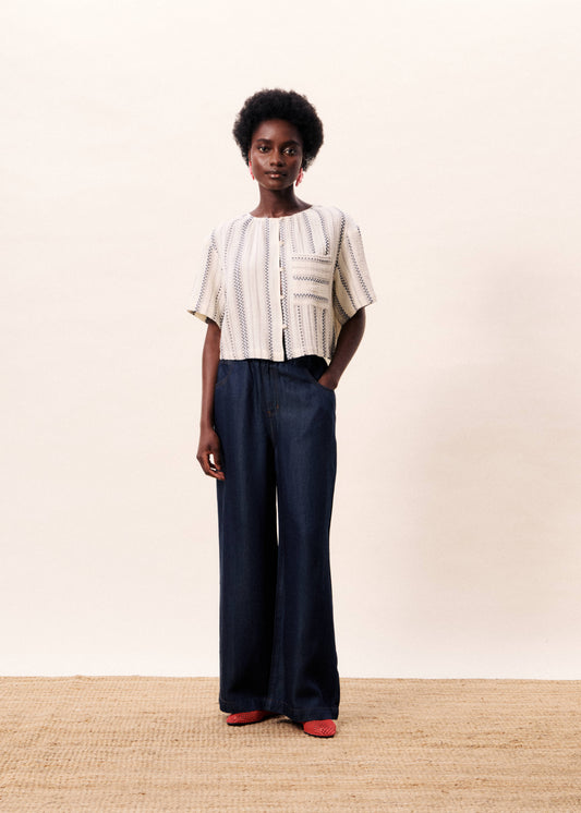 A super cute summer blouse from FRNCH. Cropped and with a round neck and button front this is a winner for the warmer weather. The fit is true to size.